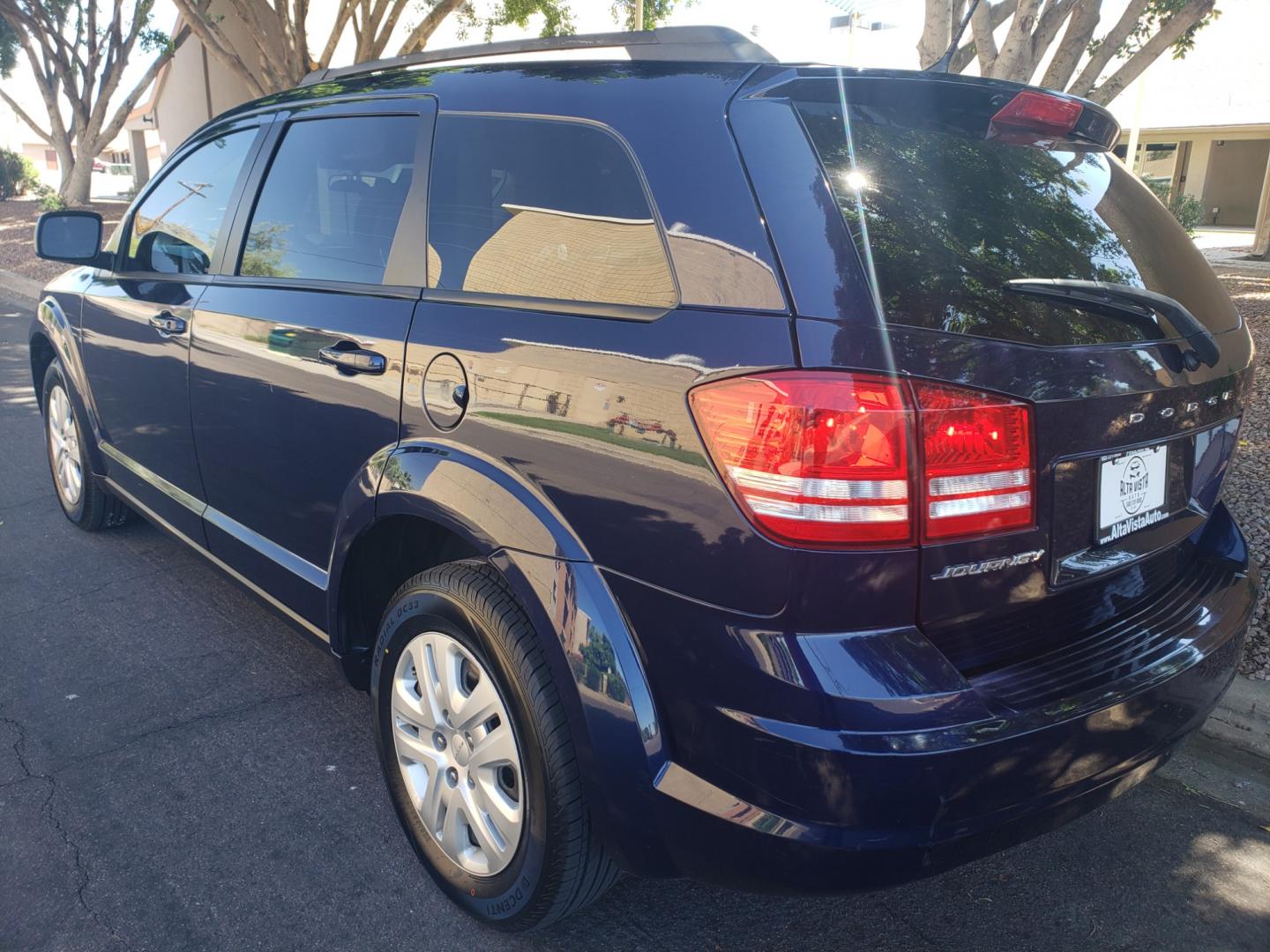 2018 /Tan and black Dodge Journey SE (3C4PDCAB1JT) with an 2.4L L4 DOHC 16V engine, 4-Speed Automatic transmission, located at 323 E Dunlap Ave., Phoenix, AZ, 85020, (602) 331-9000, 33.567677, -112.069000 - 2018 Dodge Journey SE,...... EXCELLENT condition, A Real See!!.... No accidents, Power everything, Ice cold ac front and rear, Touch screen Stereo/CD player, bluetooth, phone sync, Satellite compatible, 3RD row seating, rear receiver, Clean black and Tan interior with tan cloth seats in near perfect - Photo#5